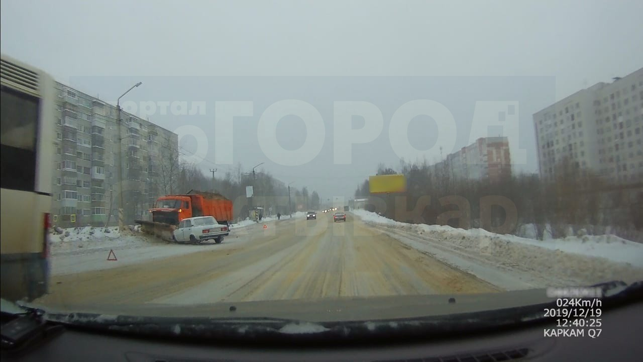 В Сыктывкаре легковушка налетела на нож снегоуборщика (фото)