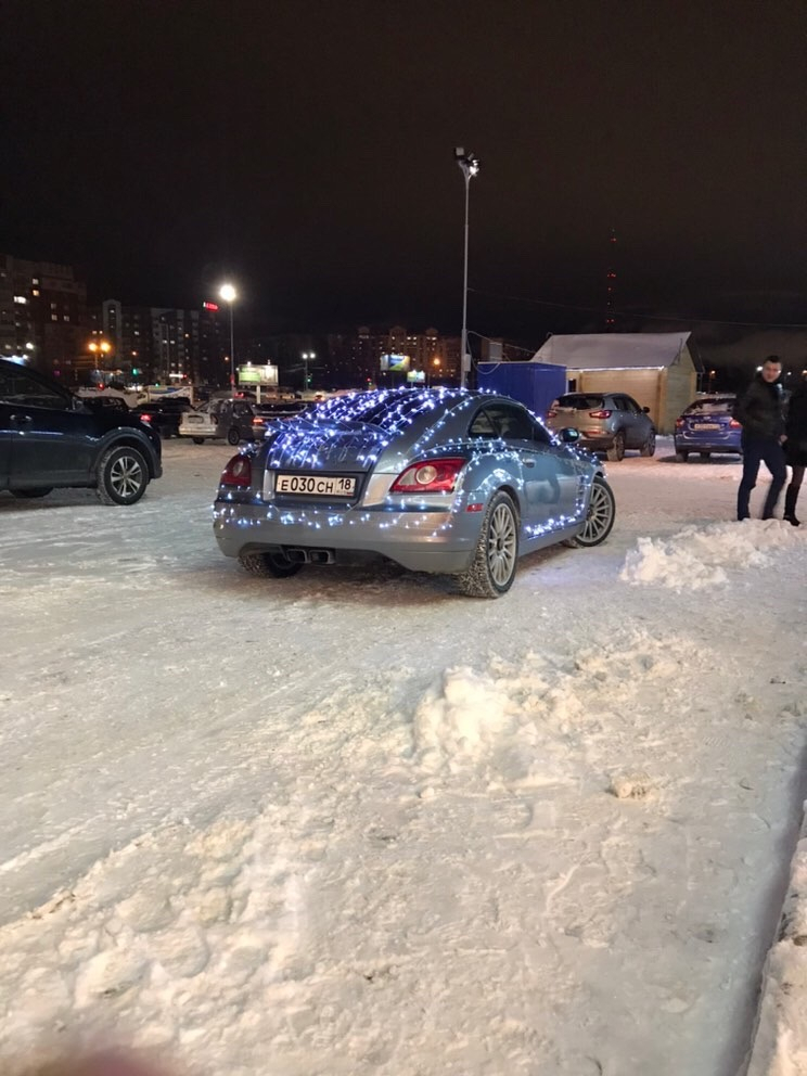 Новогодний автомобиль: по Сыктывкару ездит легковушка в гирляндах (видео)