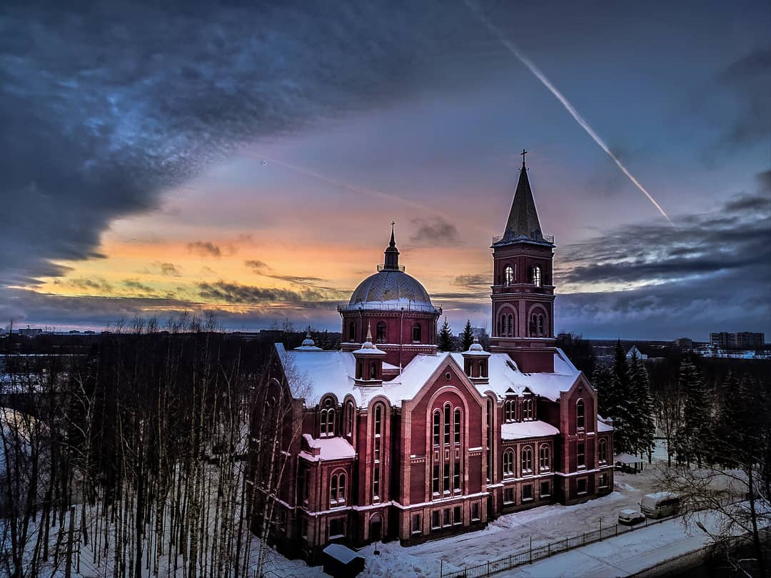 Фото дня в Сыктывкаре: храм под закатным небом