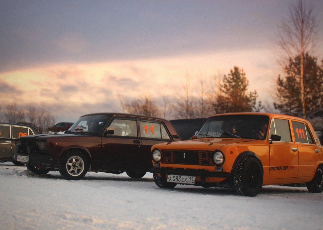 Лед, скорость и снег из-под колес: в Сыктывкаре любители «Жигулей» устроили битву дрифтеров (фото)