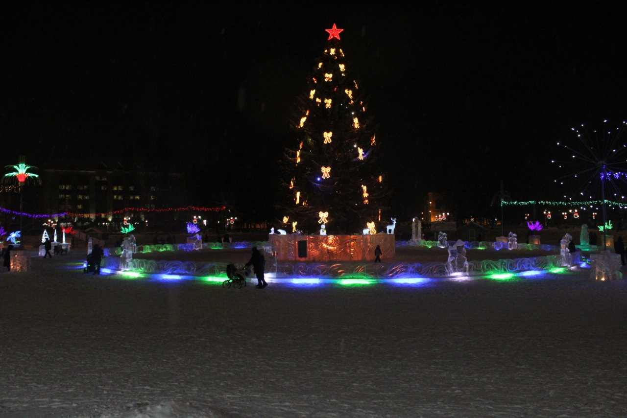 Ледяная сказка: на главной площади Сыктывкара засиял волшебный городок