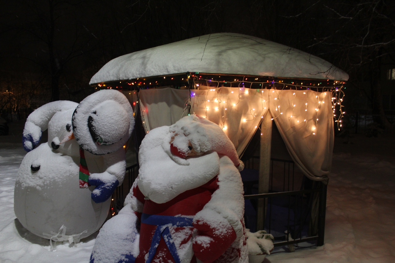 Фото дня в Сыктывкаре: уставший Дед Мороз и спящий снеговик