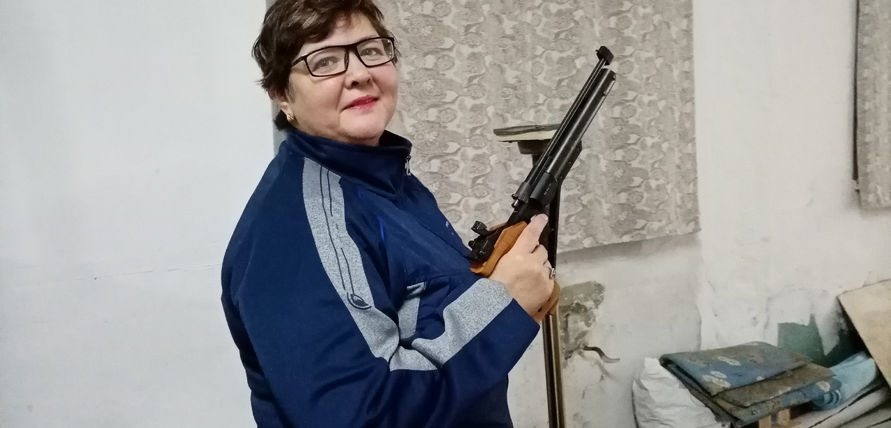 Пенсионерка-инвалид из Коми стреляет, занимается армрестлингом и работает охранником