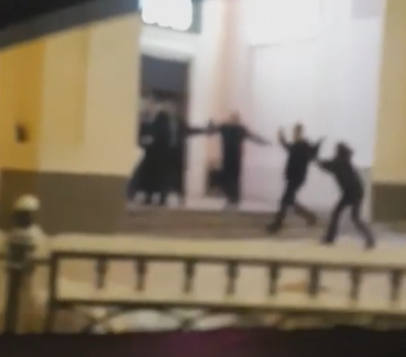 Массовая драка около ночного клуба Сыктывкара: двое избили пьяных тусовщиков (видео)