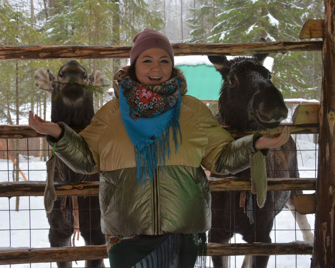 Звезда YouTube испекла коми шаньги в этнопарке и примерила удорский костюм (видео)