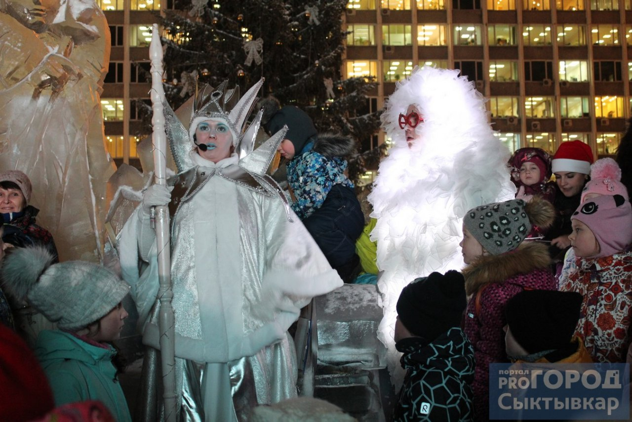 Фоторепортаж: в Сыктывкаре открыли ледовый городок и главную елку