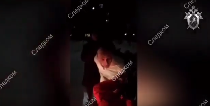 Появилось видео задержания мужчины, который изрезал продавщицу в Коми