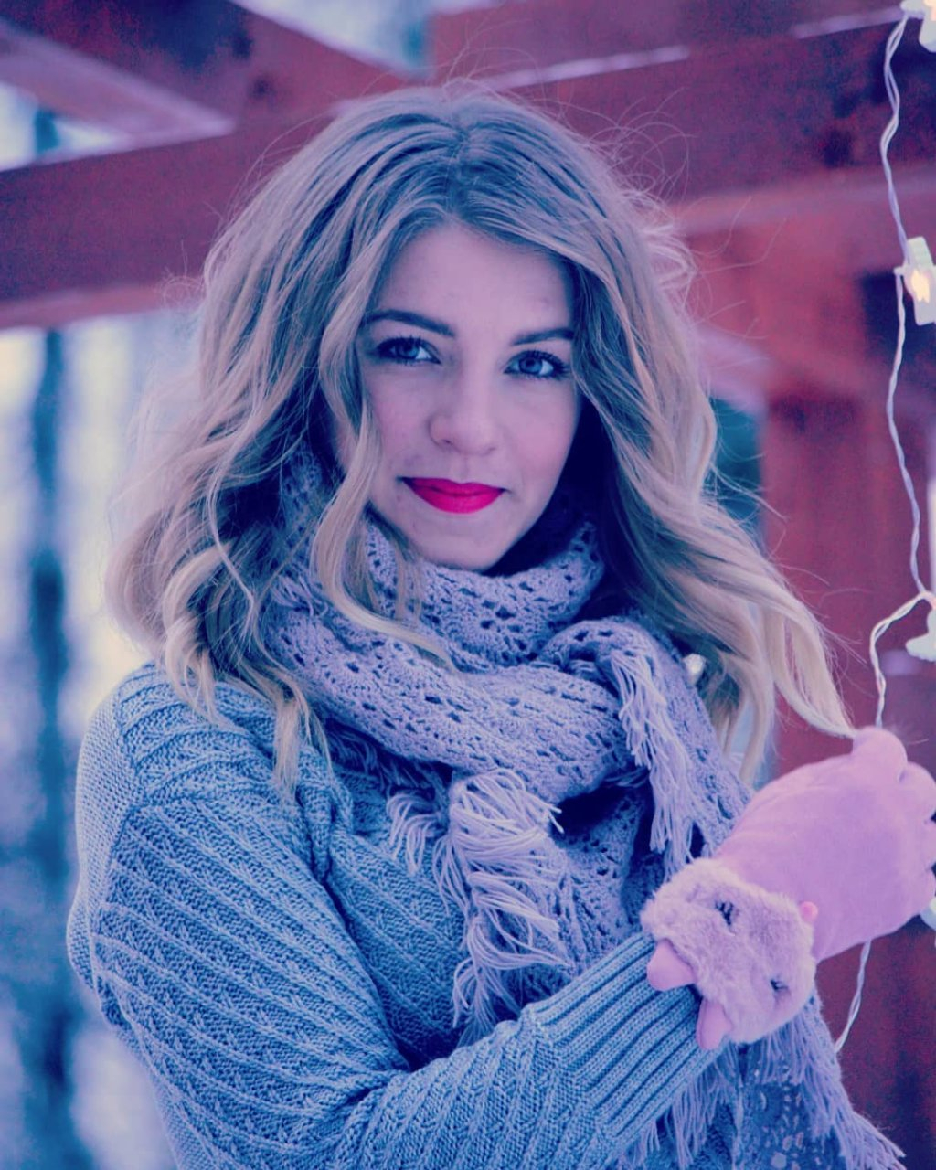 Новогоднее настроение, яркие образы и гранж: 7 фото сыктывкарских красавиц из Instagram