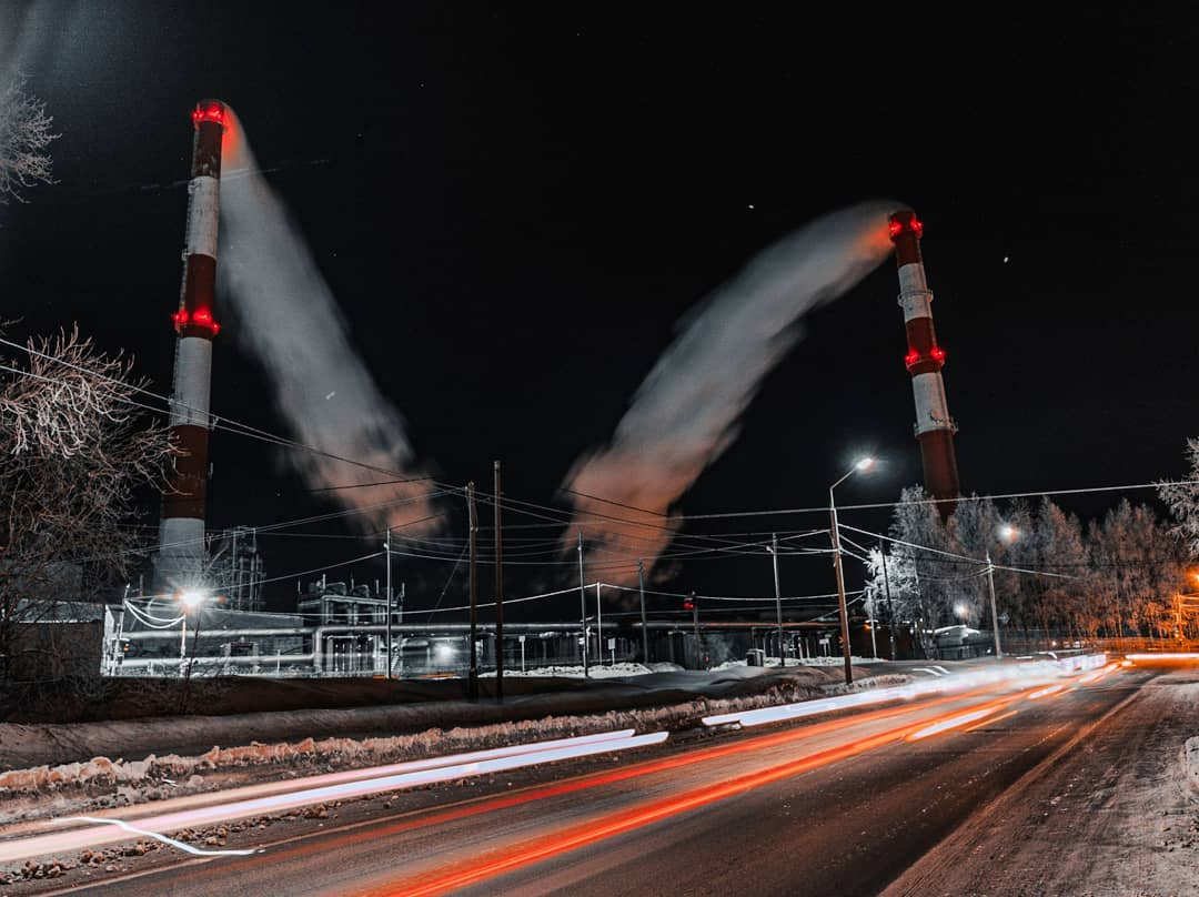 Фото дня в Сыктывкаре: мрачный шарм индустриальной зоны морозным вечером