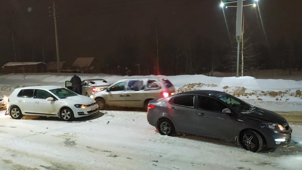 В сыктывкарской Орбите столкнулись четыре авто: есть пострадавшие