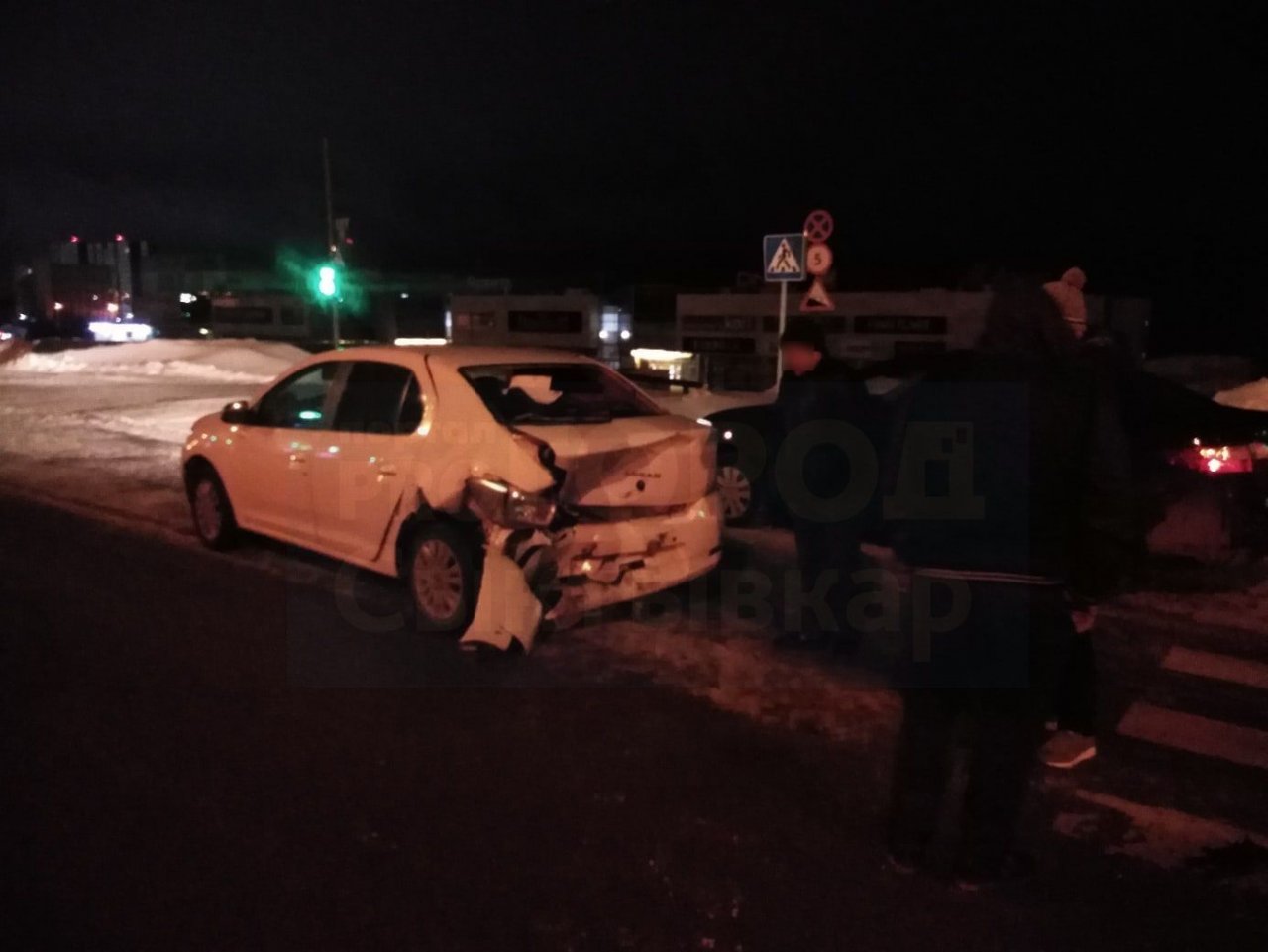 В Сыктывкаре таксист протаранил «Рено» на совершенно пустой дороге, пострадали люди (фото)