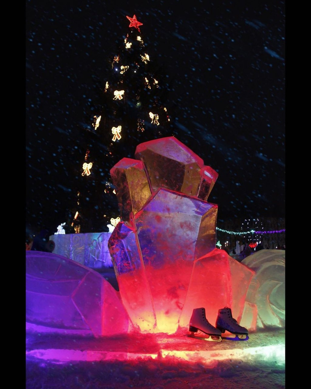 Фото дня в Сыктывкаре: огонь и лед на Стефановской площади