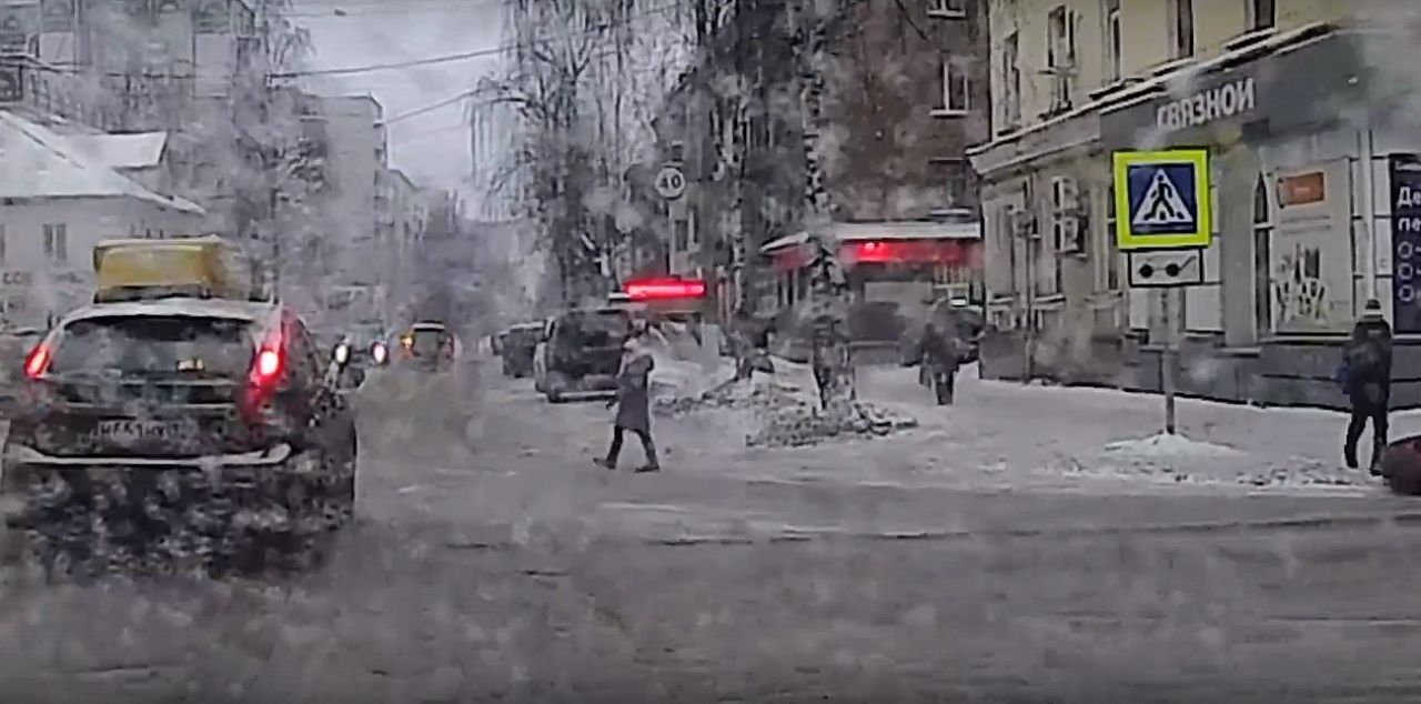 В Сыктывкаре девочка пошла на красный и попала под машину (видео)