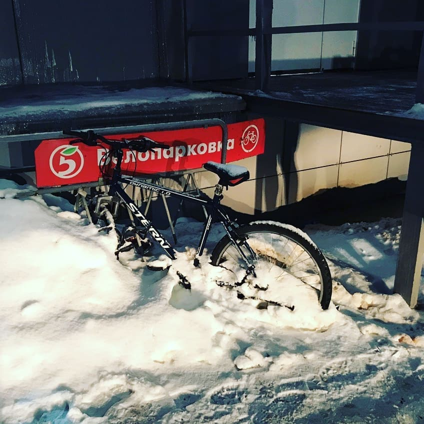 Фото дня в Сыктывкаре: снежная метель похоронила двухколесного «коня»