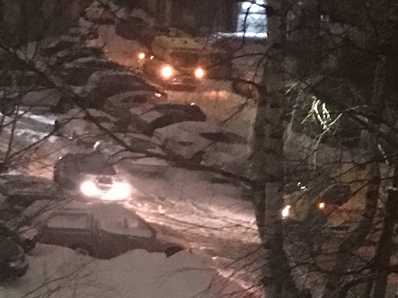 В Сыктывкаре из-за снежной каши на дороге застряли три скорые