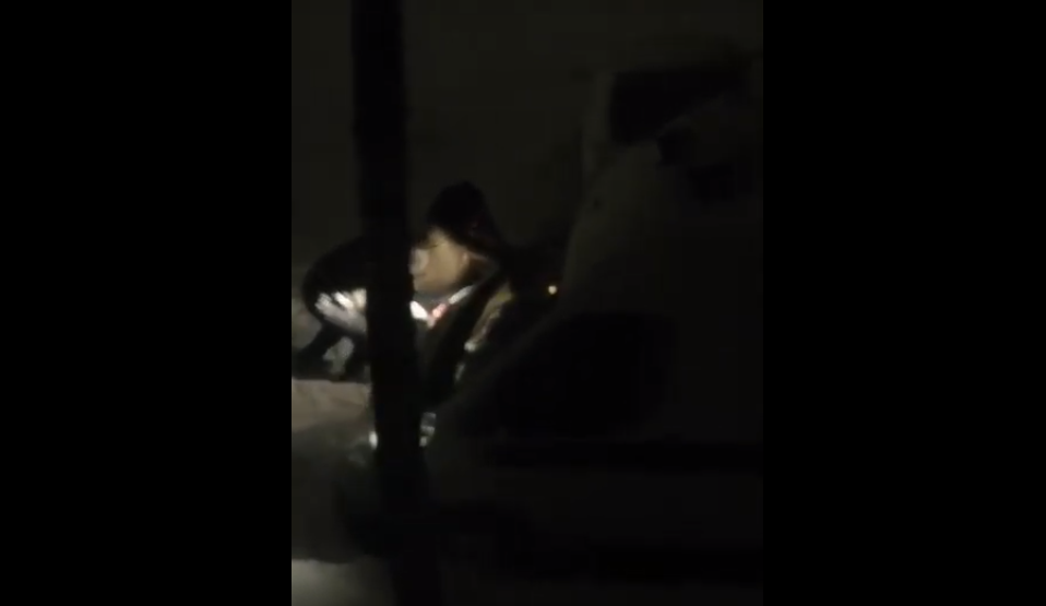 Сыктывкарцам пришлось выталкивать скорую из снежных завалов (видео)