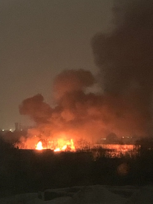 В полночь в Сыктывкаре произошел мощный пожар (видео)