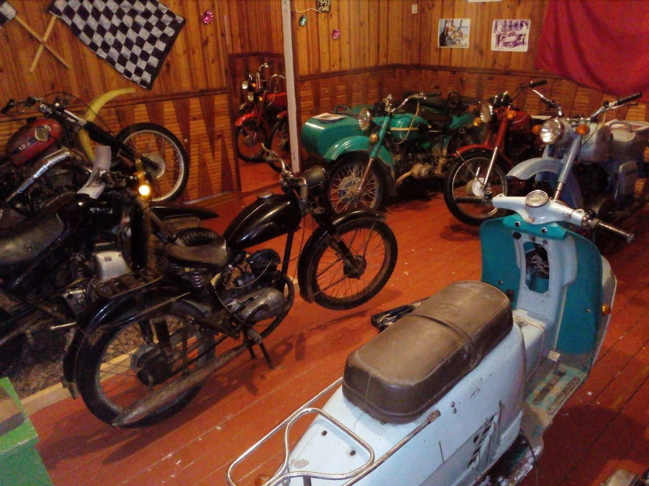 Житель маленького коми поселка создал музей мототехники и прославился на всю Россию