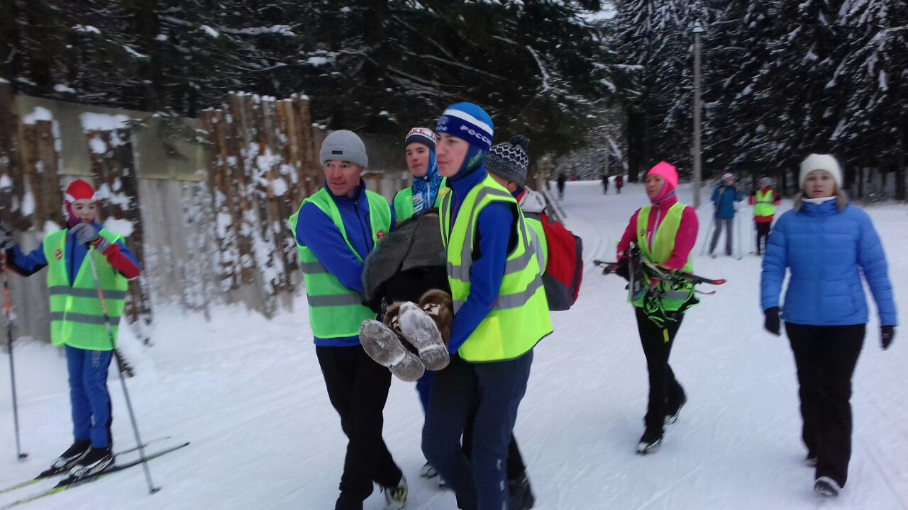 Сыктывкарцы на руках донесли женщину из леса до машины скорой (фото)
