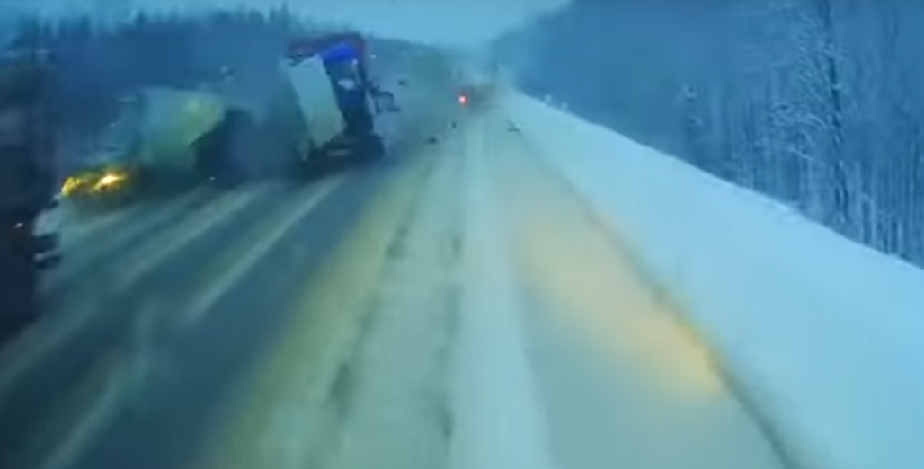 Появилось видео момента жесткой аварии на сыктывкарской объездной