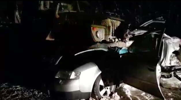 В Коми столкнулись «Урал» и «Ауди»: погибла девушка (видео)