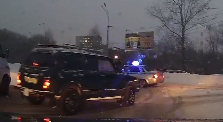 В Коми «Нива» въехала в полицейское авто
