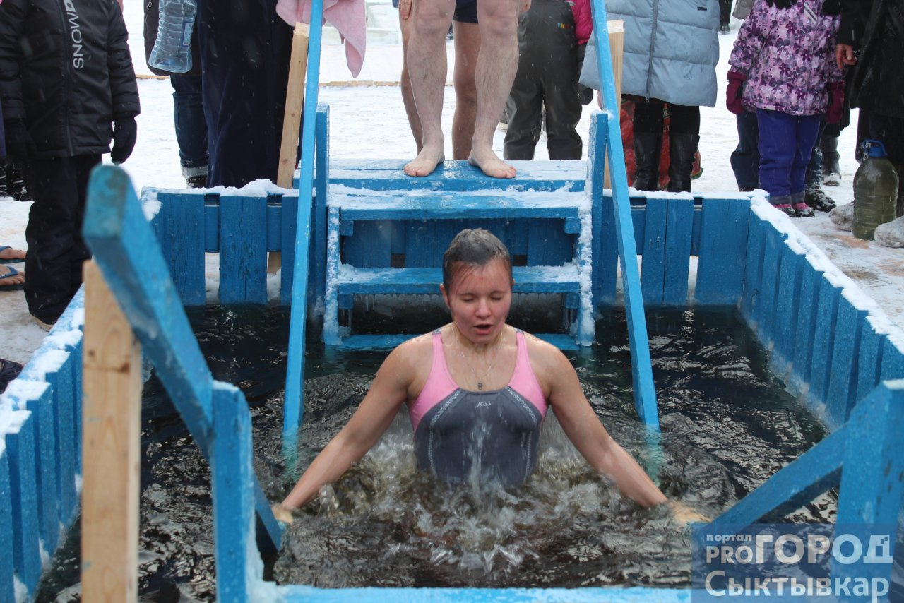В Сыктывкаре тысячи людей окунулись в ледяную прорубь (фото)