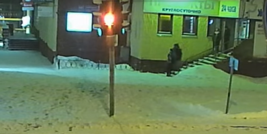 Два незнакомца ограбили сыктывкарца прямо у подъезда