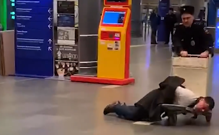 В московском аэропорту полицейские возили в тележке чиновника из Коми (видео)