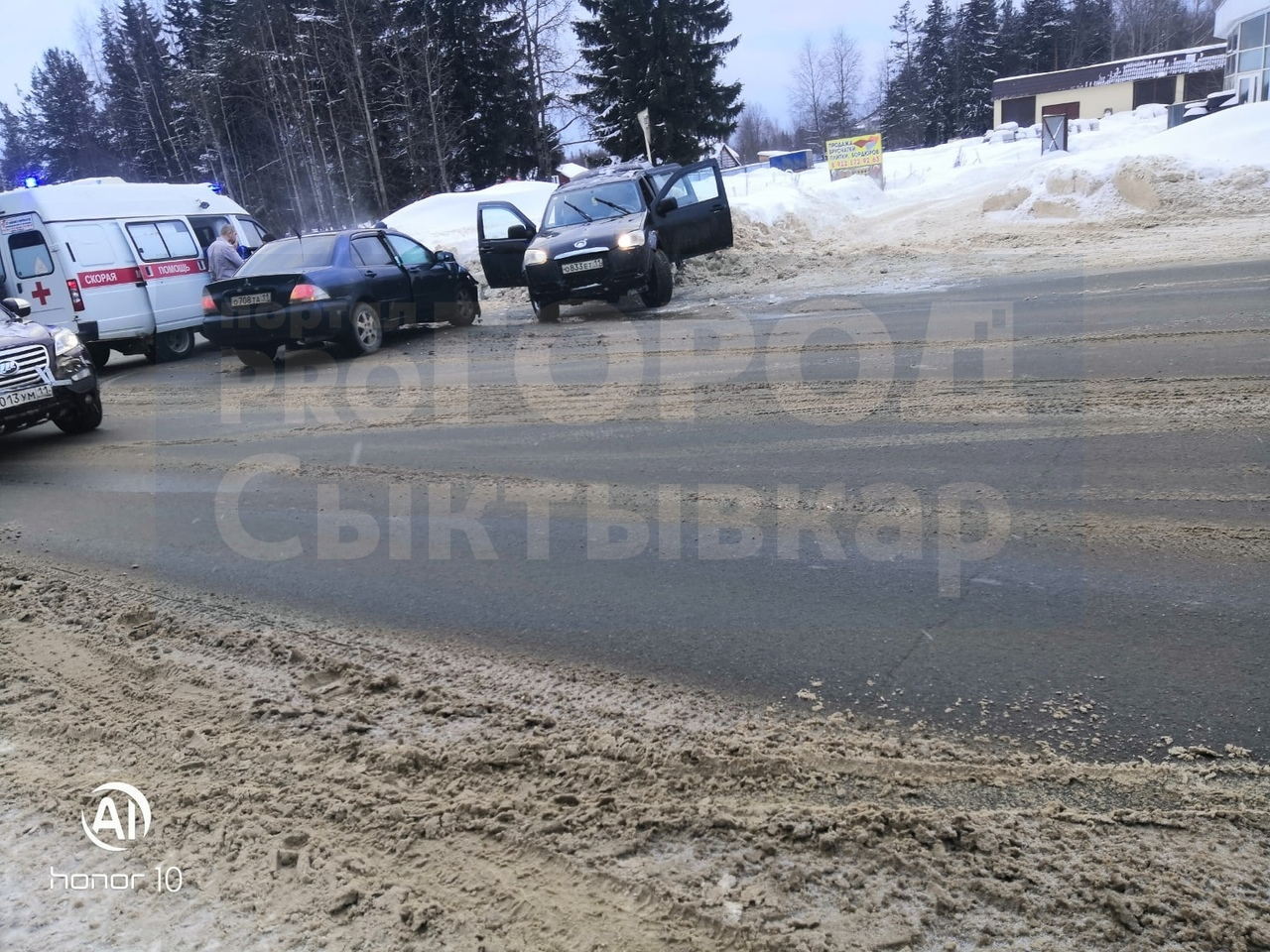 В Сыктывкаре лоб в лоб столкнулись две иномарки (фото)