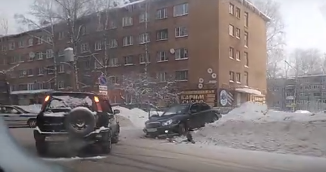 В Сыктывкаре столкнулись два внедорожника и легковушка (видео)