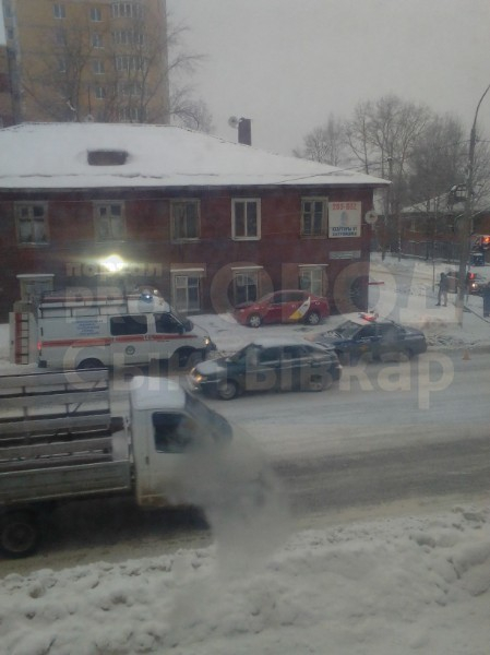 В центре Сыктывкара произошло странное ДТП с такси