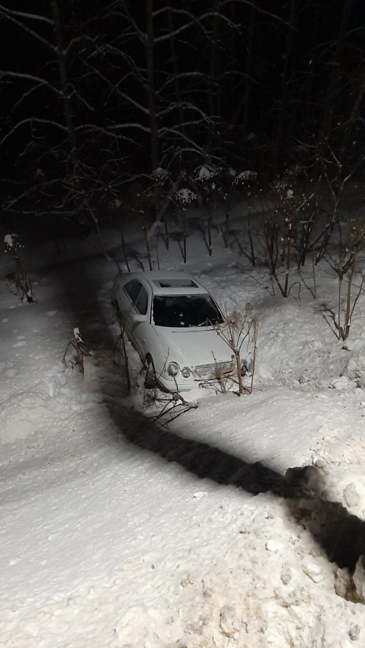 В Сыктывкаре элитный «Мерседес» вылетел в кювет, пострадала девушка