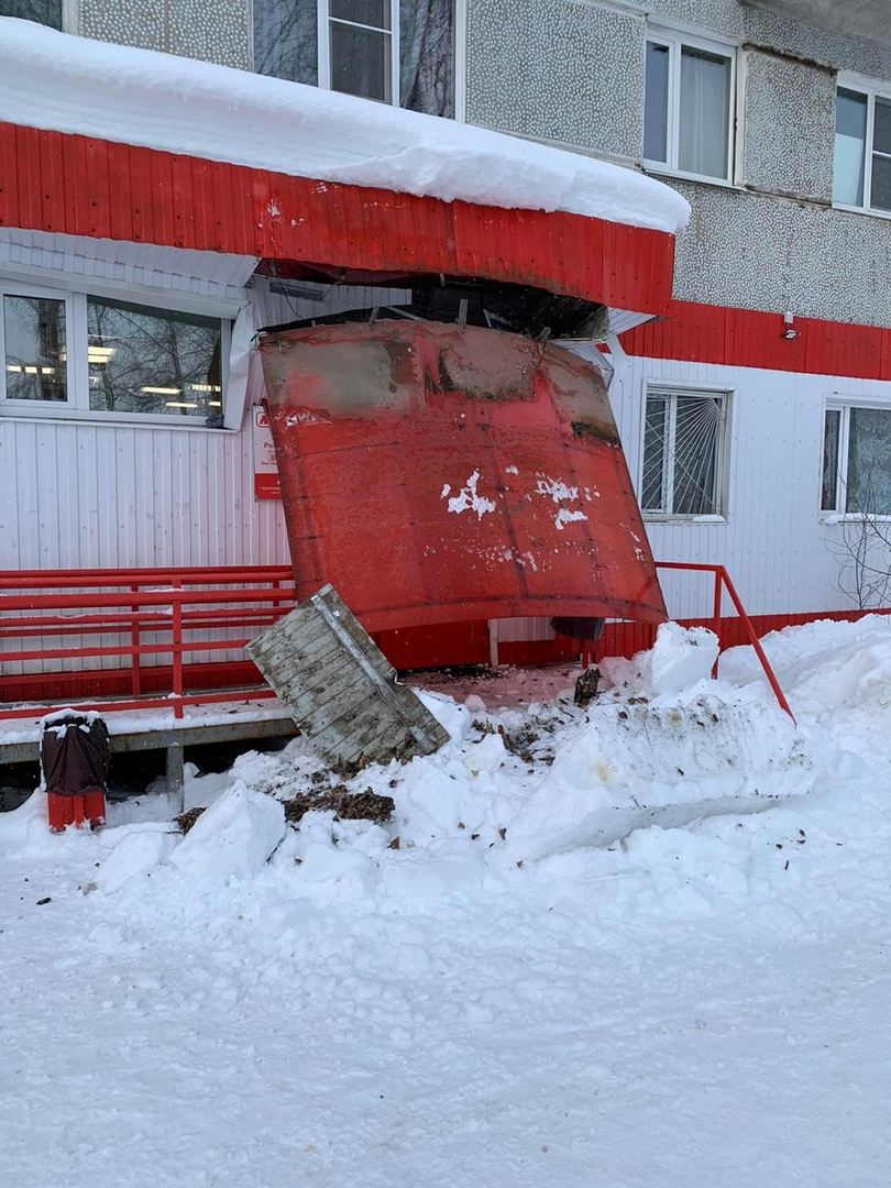 В Сыктывкаре железная крыша рухнула и замуровала вход в магазин (фото)