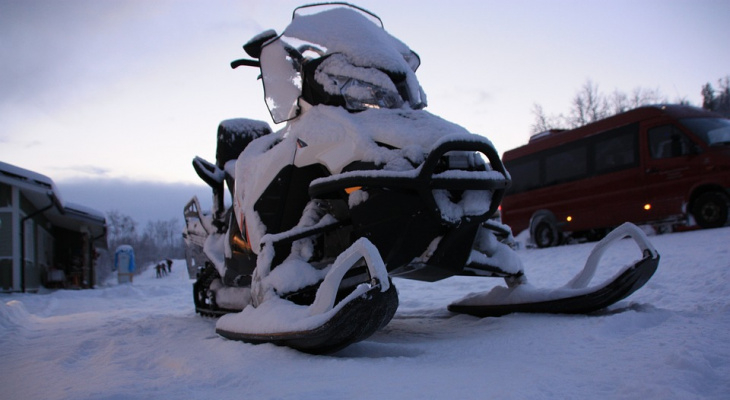 Житель Коми застрял на реке после того, как под ним загорелся снегоход