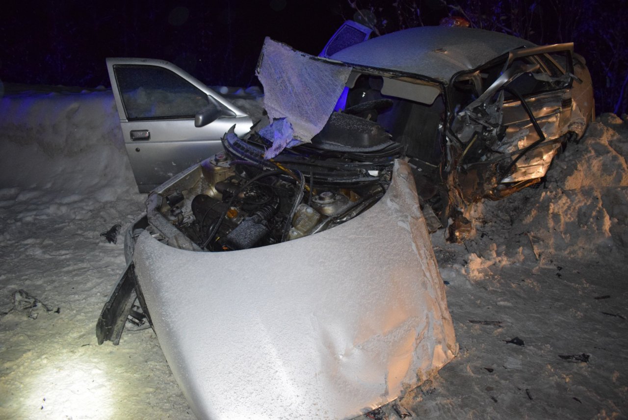 В Коми «Мерседес» влетел в ВАЗ и лишился колеса