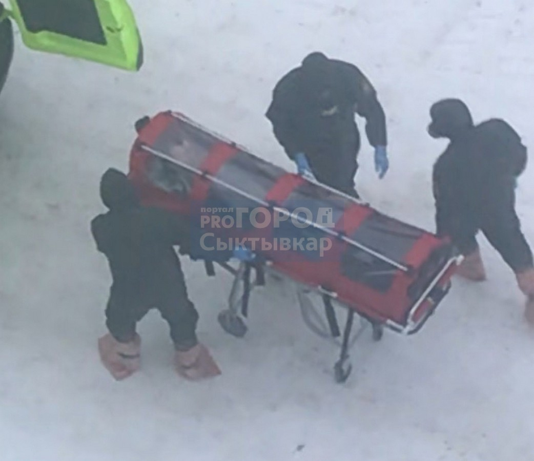 Сыктывкарцы: «Медики увезли двух человек в боксах для больных коронавирусом»