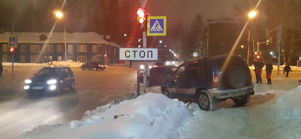 В Сыктывкаре на маму с ребенком отбросило внедорожник