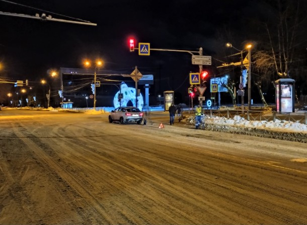 В Сыктывкаре парень попал под машину на оживленном перекрестке в центре города