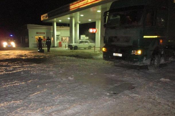 В Коми водитель фуры «потерял» 400 литров топлива и парализовал заправку (фото)