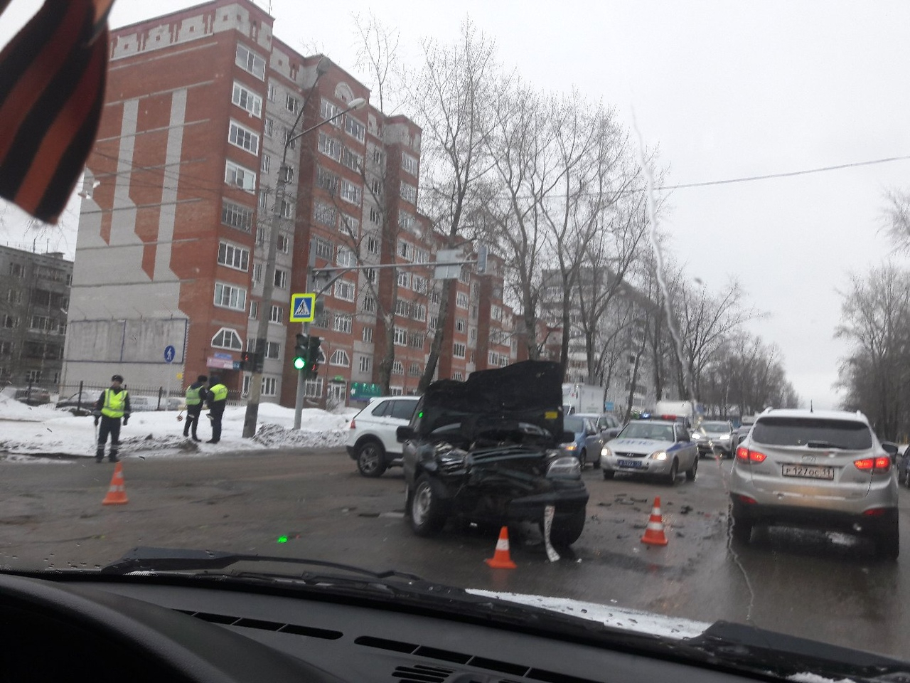 В Сыктывкаре на оживленном перекрестке столкнулись «Фольксваген» и «Шевроле Нива»