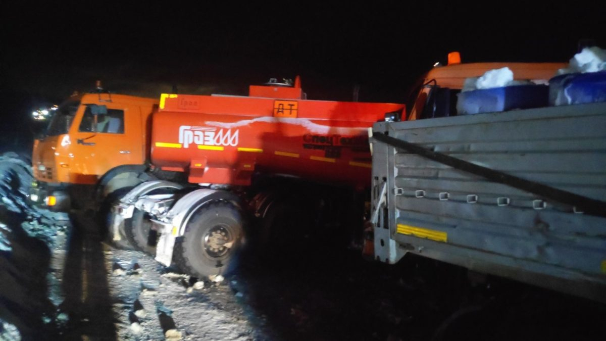 На мосту в Коми столкнулись сразу три «КамАЗа»