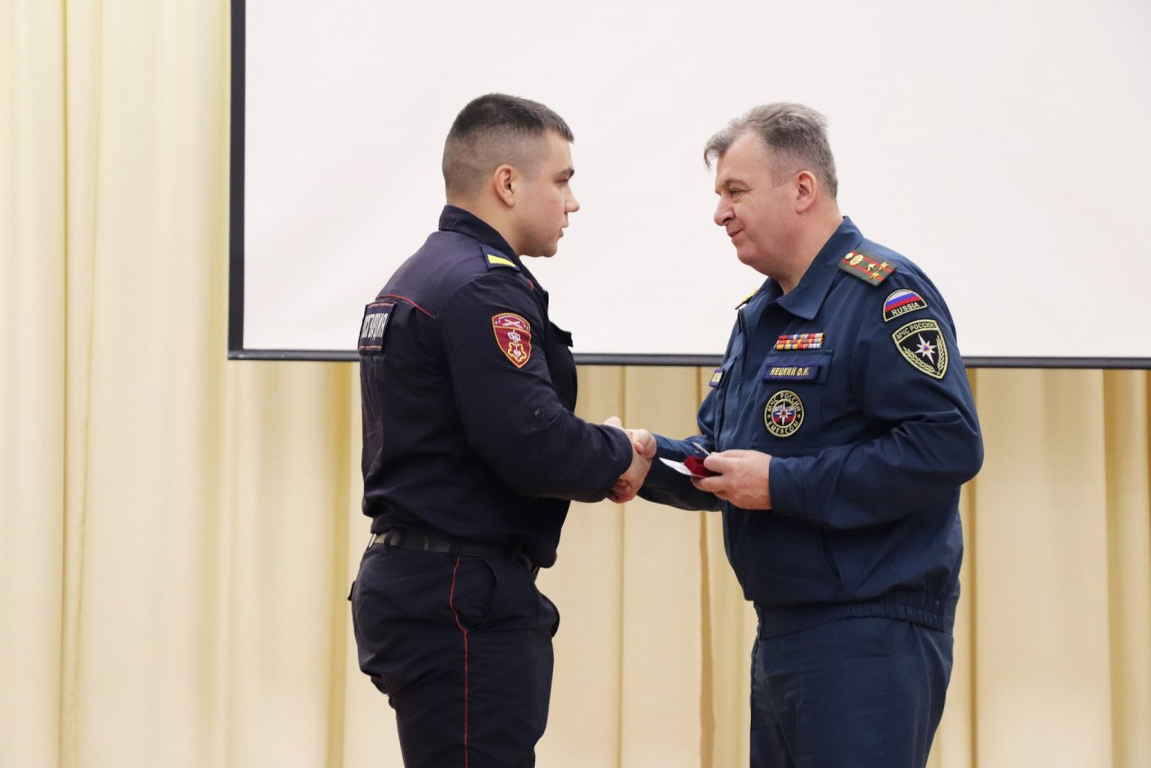 Росгвардейца, который летом 2019-го спас в Сыктывкаре тонущую девушку, наградили