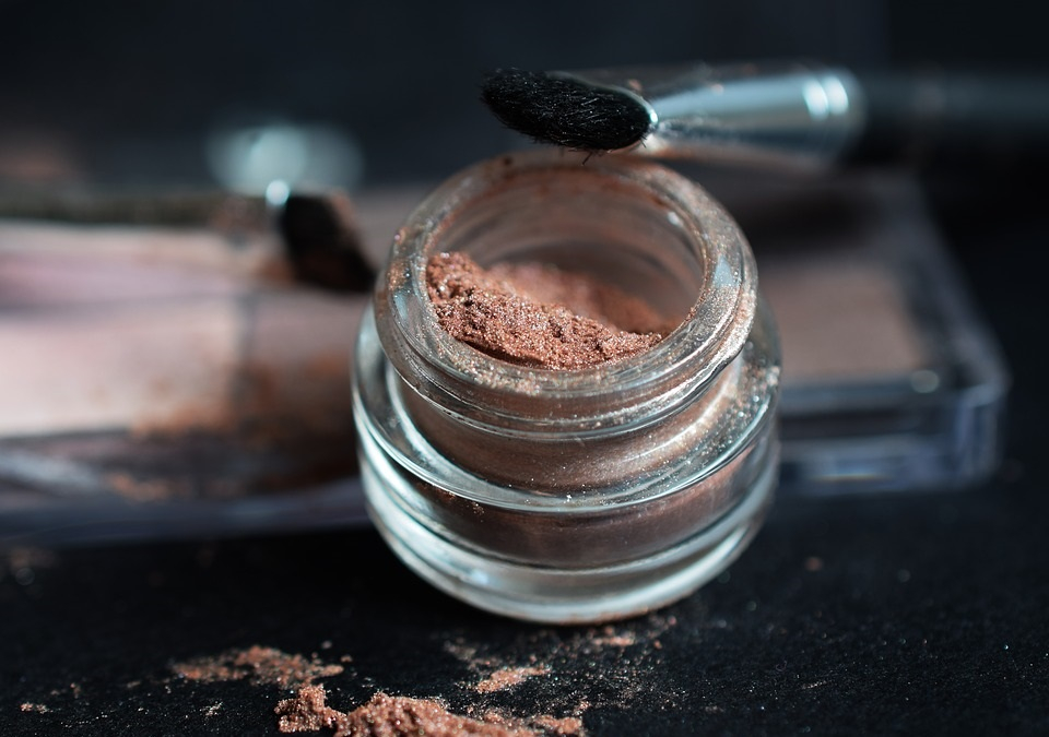 Долгая история хайлайтеров: от подручных средств до обязательного элемента макияжа