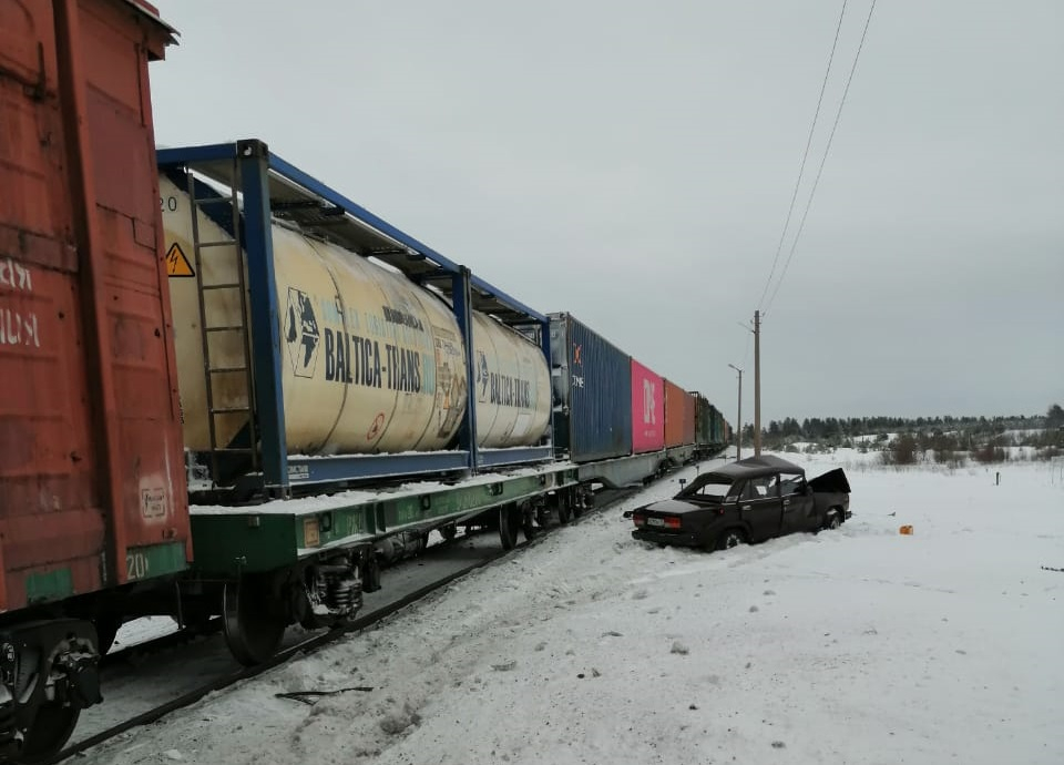 Житель Коми, машину которого переехал поезд, не имел водительских прав