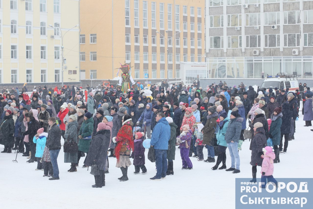 Масленица в Сыктывкаре: смельчаки забирались на 22-метровый столб, а дети играли с огромными куклами (фото)