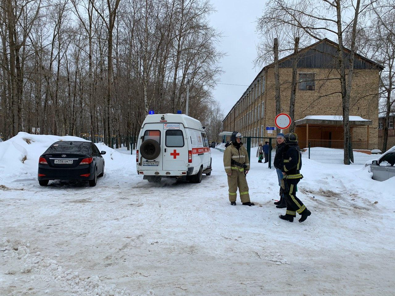 В Сыктывкаре обезвреживали таинственный чемодан возле школы