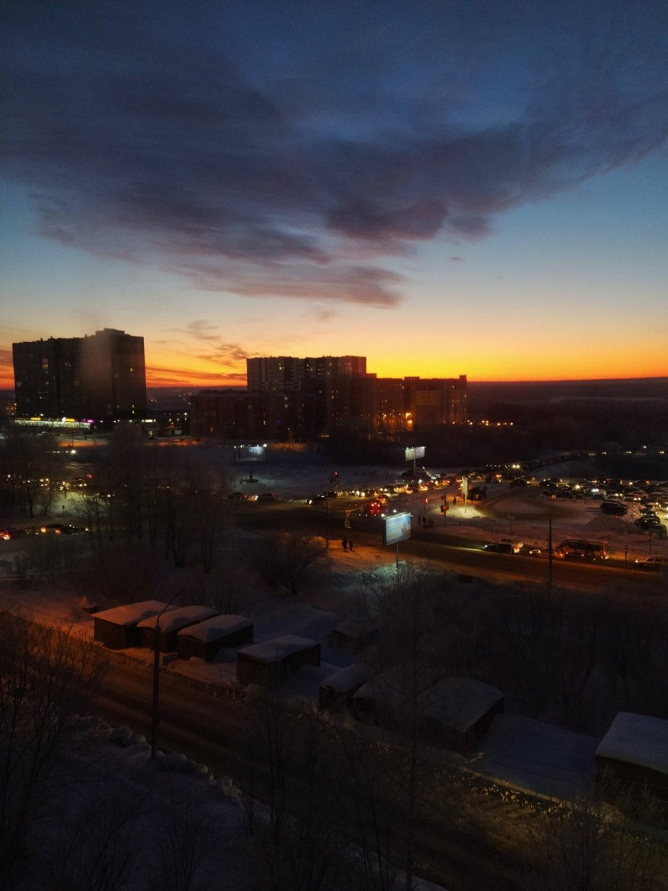 Фото дня в Сыктывкаре: мириады огней вечернего города под закатным небом