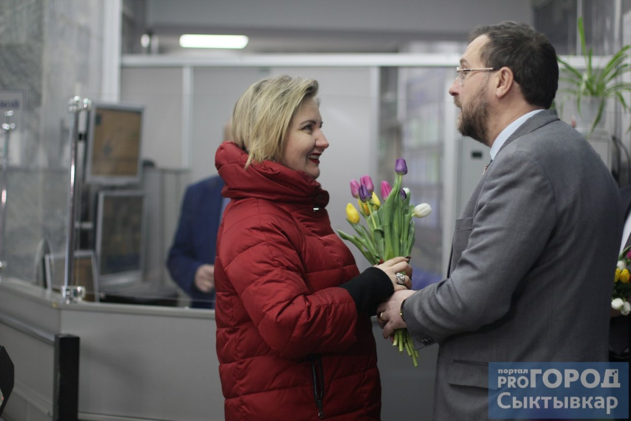 В мэрии Сыктывкара женщин встречали цветами и игрой на скрипке (фото)