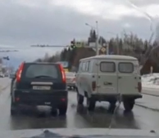 Успеть на зеленый за пять секунд: в Сыктывкаре на трассе сломался светофор (видео)